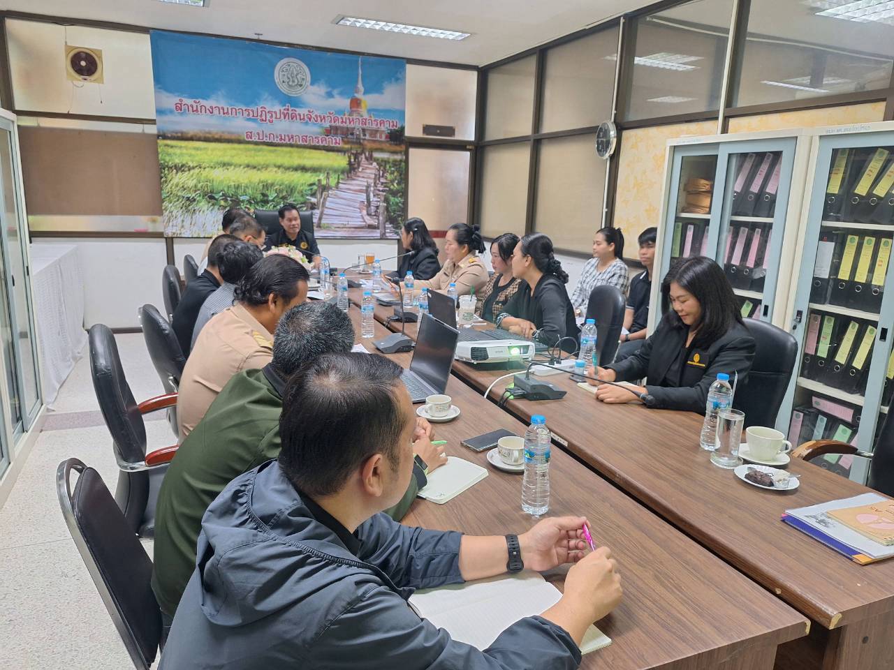 title - ผู้ตรวจราชการ ส.ป.ก. ลงพื้นที่จังหวัดมหาสารคาม ประชุมติดตามความก้าวหน้าผลการดำเนินงาน พร้อมตรวจเยี่ยมให้กำลังใจกลุ่มวิสาหกิจชุมชนผู้ปลูกสมุนไพร และกลุ่มวิสาหกิจชุมชนแปรรูปผลผลิตทางการเกษตร